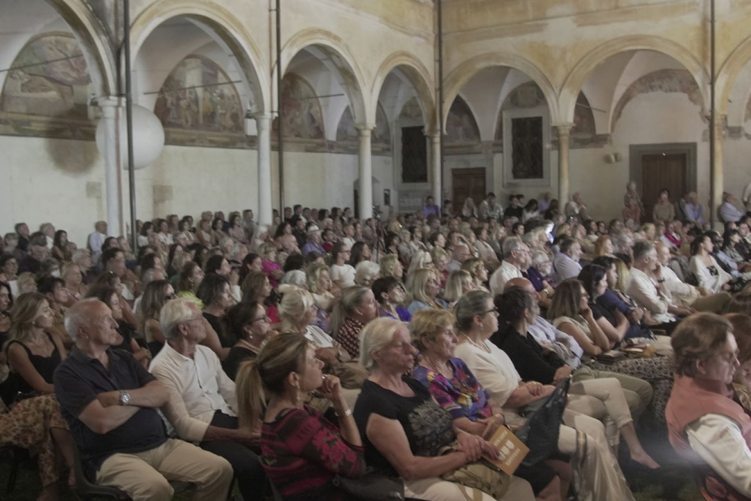 Vittorio Sgarbi racconta Michelangelo, chiostro di Sant'Agostino a Pietrasanta