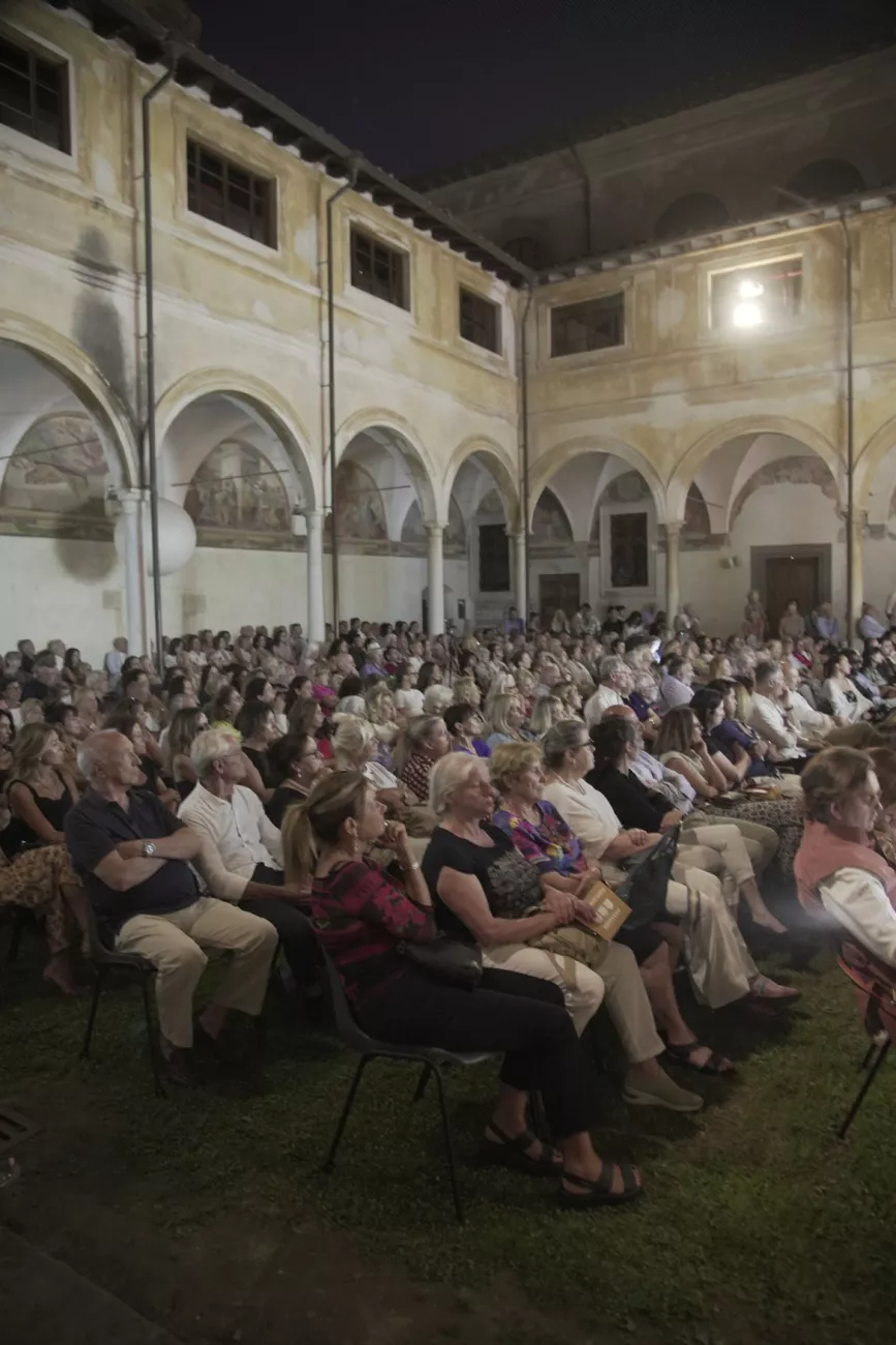 Vittorio Sgarbi racconta Michelangelo, chiostro di Sant'Agostino a Pietrasanta